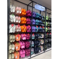 Секційне обладнання. Вітрина з шльопанцями 1